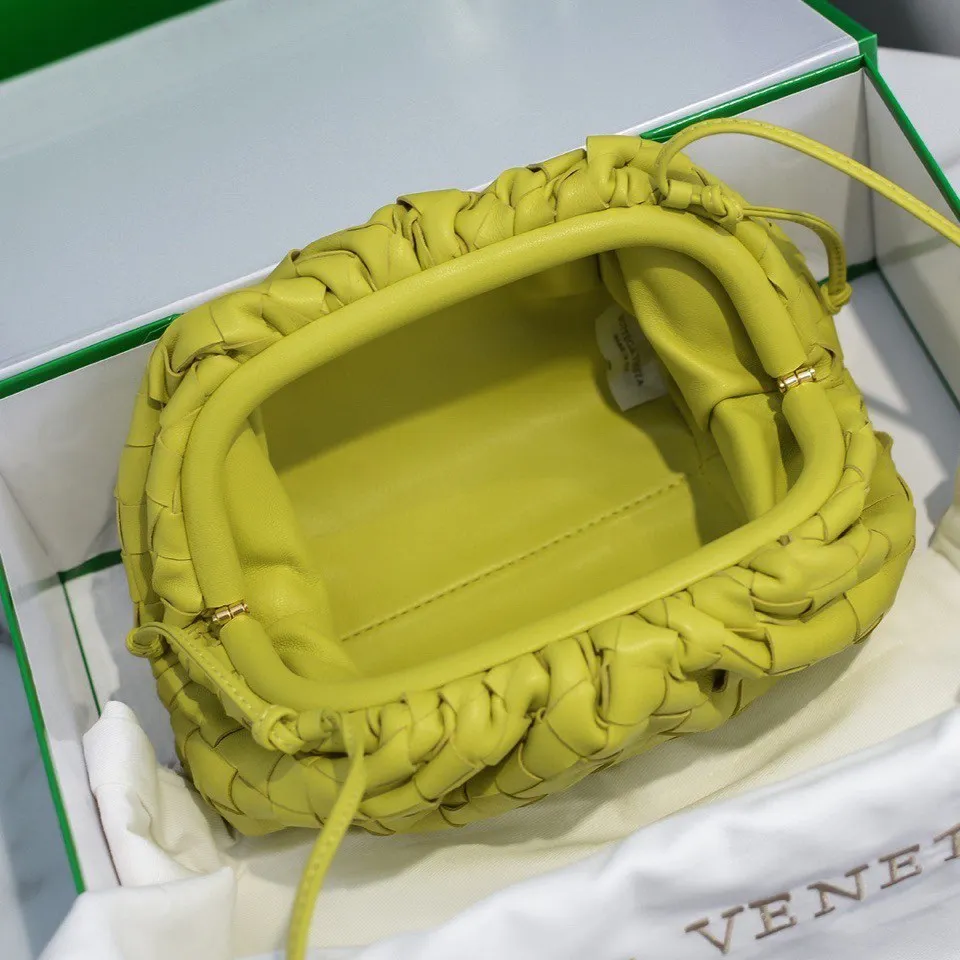 Batch 1260 Real shot👇2020 New colors on Xiaoyunduo Authentic Italian original Bottega Veneta This Pouch clutch bag is one of the first designs created by designer Daniel in BV. It has a simple soft silhouette bag body without any unnecessary decoration. It has a very elegant and high-end texture when you hold it casually in your hand. The more you look at it, the more you will be fascinated by it. Counter quality size: 22*12.7cm (Xiao Yunduo rough weaving)